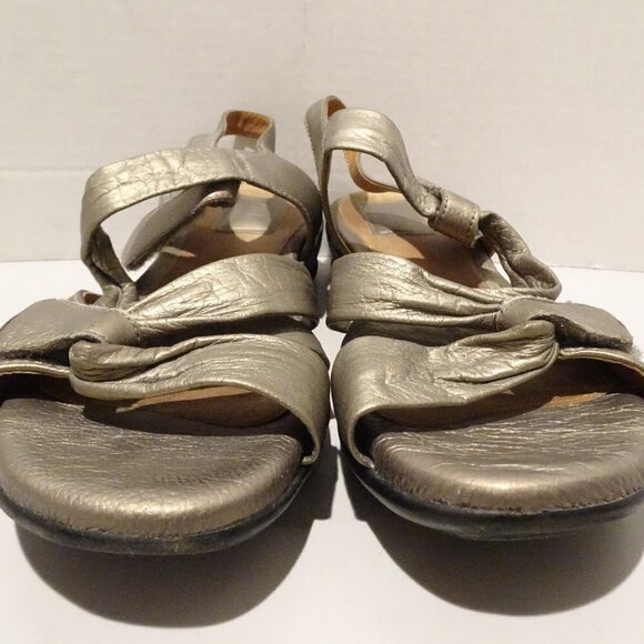 Clarks Collection Bronze Strappy Casual Sandals Size 7M Metallic Peep Toe - Picture 1 of 5